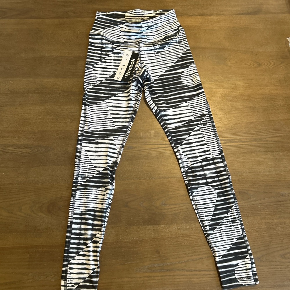 Black and white striped leggings with a sporty vibe #leggings